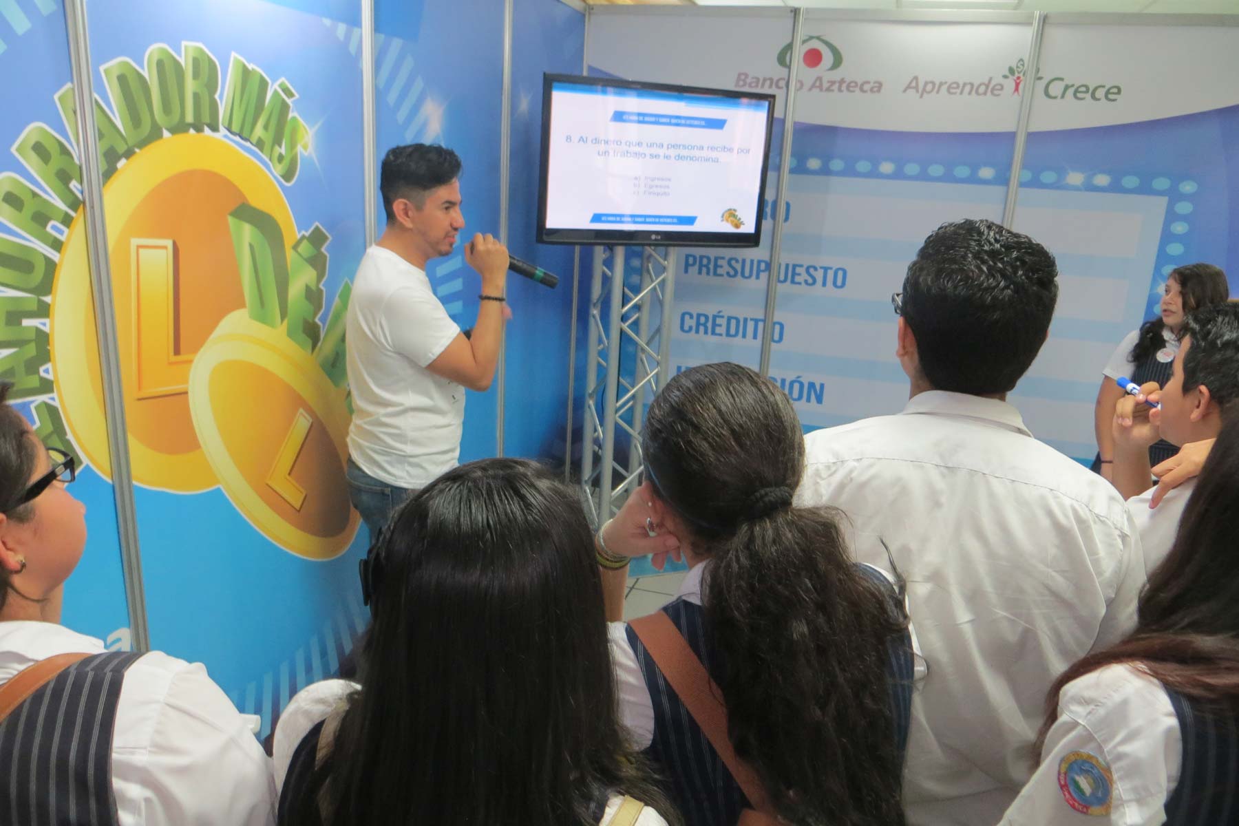 Jóvenes jugando "El rival más débil"